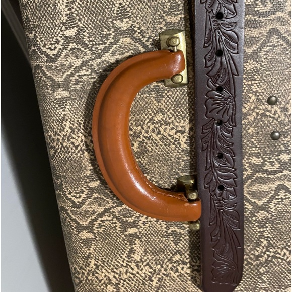 FRYE Women’s Hand Tooled Leather Belt Havana Brown, 1.5 inches wide size Medium - Picture 6 of 8